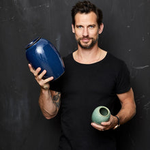 Laden Sie das Bild in den Galerie-Viewer, Bitz - Steingut Vase Dunkelblau, 25 cm