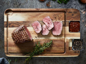 Steak Champ - Essbrett mit Edelstahl Sauciere