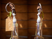 Laden Sie das Bild in den Galerie-Viewer, Neptunsgeschmeide – Flaschennixe aus Zinn - Schlüsselanhänger