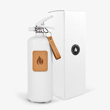 Laden Sie das Bild in den Galerie-Viewer, Nordic Flame - ABC Feuerlöscher 2 kg, Weiß mit hellbraunem Leder